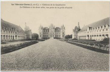 1 vue  - Château de la Gaudinière, le château et les deux ailes, vue prise de la grille d\'entrée (ouvre la visionneuse)