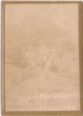 2 vues  - Photographie légendée au verso : \'Souvenir de guerre 1914, 1915, 1916 avec un copain sur une faucheuse en attendant les champs\' [signé Albert] (ouvre la visionneuse)