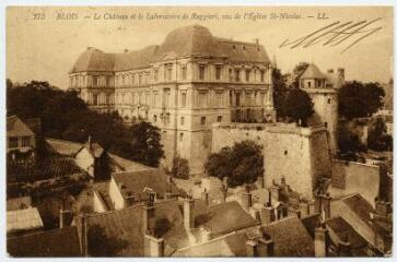 1 vue  - Le château et le laboratoire de Ruggieri vus de l\'église Saint-Nicolas. (ouvre la visionneuse)