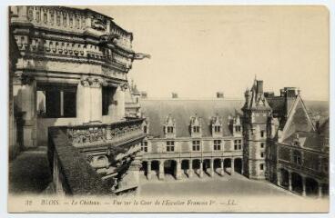 1 vue  - Le château, vue sur la cour de l\'escalier François 1er. (ouvre la visionneuse)