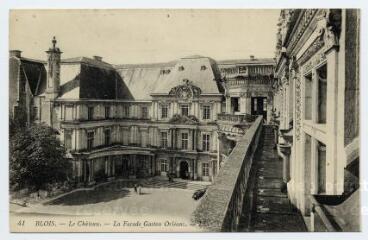 1 vue  - Le château, la façade Gaston d\'Orléans. (ouvre la visionneuse)
