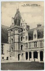 1 vue  - Le château, l\'escalier d\'honneur de Louis XII. (ouvre la visionneuse)