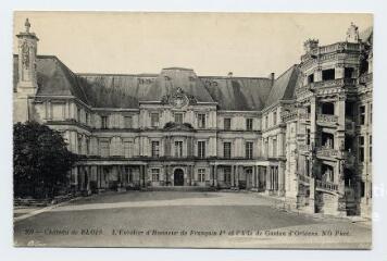 1 vue  - Le château, l\'escalier d\'honneur de François 1er et l\'aile Gaston d\'Orléans. (ouvre la visionneuse)