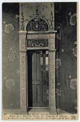 1 vue  - Le château, (aile de François 1er), porte de la salle des gardes de Catherine de Médicis. (ouvre la visionneuse)