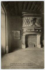 1 vue  - Le château, aile Louis XII, cheminée de la chambre à coucher. (ouvre la visionneuse)