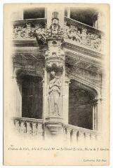 1 vue  - Le château, aile de François 1er, le grand escalier, statue de J. Goujon. (ouvre la visionneuse)