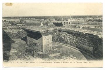 1 vue  - Le château, l\'observatoire de Catherine de Médicis, la table de pierre. (ouvre la visionneuse)