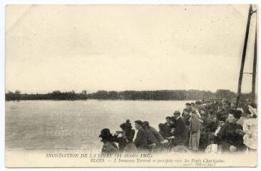 1 vue  - Inondation de la Loire (21 octobre 1907), l\'immense torrent se précipite vers les ponts Chartrains. (ouvre la visionneuse)