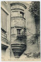 1 vue  - Hôtel Hurault, encorbellement (XVIe siècle). (ouvre la visionneuse)
