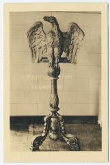 1 vue  - Collection diocésaine d\'art religieux du grand séminaire. Lutrin, bois sculpté (XVIIe siècle). (ouvre la visionneuse)