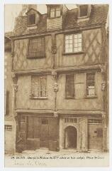 1 vue Une jolie maison du XVe siècle en bois sculpté place Saint-Louis.