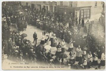 1 vue  - Funérailles de Mgr Laborde, évêque de Blois, 23 mai 1907. (ouvre la visionneuse)