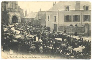 1 vue  - Funérailles de Mgr Laborde, évêque de Blois, 23 mai 1907. (ouvre la visionneuse)