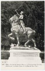 1 vue  - Statue de Jeanne d\'Arc sur la terrasse de l\'évêché, offerte par les États-Unis et la ville de New York. (ouvre la visionneuse)