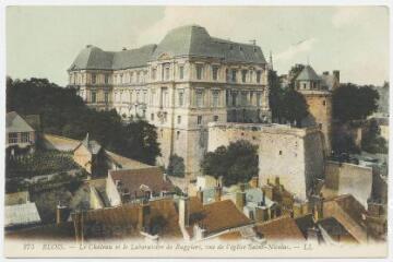 1 vue  - Le château et le laboratoire de Ruggierri, vus de l\'église Saint-Nicolas. (ouvre la visionneuse)
