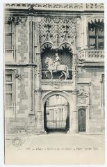 1 vue  - Entrée du château, porte Louis XII. (ouvre la visionneuse)