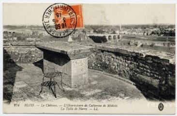 1 vue  - Le château, l\'observatoire de Catherine de Médicis, la table de pierre. (ouvre la visionneuse)