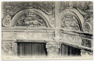 1 vue  - Le château, escalier François 1er, motifs de dessus de porte. (ouvre la visionneuse)