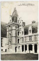 1 vue  - Le château, l\'escalier d\'honneur de Louis XII. (ouvre la visionneuse)