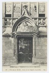 1 vue  - Le château, porte de la chapelle Louis XII. (ouvre la visionneuse)
