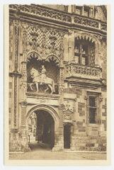1 vue Le château, aile Louis XII, le portail.