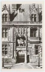 1 vue  - Le château, aile Louis XII, le portail. (ouvre la visionneuse)