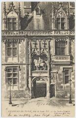 1 vue  - Le château, aile de Louis XII, la porte d\'entrée. (ouvre la visionneuse)