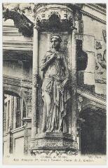 1 vue  - Le château, aile François 1er, grand escalier, statue de Jean Goujon. (ouvre la visionneuse)