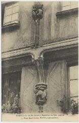 1 vue  - Détails de la vieille masure à statuettes en bois sculptés, 3 place Saint-Louis. (ouvre la visionneuse)