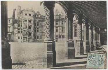 1 vue  - Le château, aile Louis XII. La colonnade. (ouvre la visionneuse)