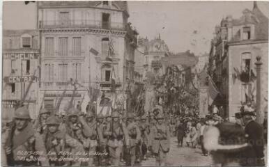 1 vue 1919. Les fêtes de la Victoire. Nos poilus rue Denis Papin.
