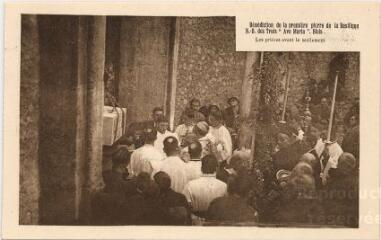 1 vue Bénédiction de la première pierre de la basilique N.D. des Trois « Ave Maria » : les prières avant le scellement.