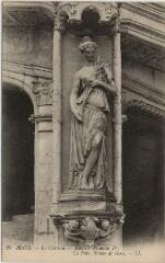 1 vue  - Le château.- Escalier François 1er. La paix, statue de Gory. (ouvre la visionneuse)