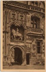 1 vue  - Château.- Aile Louis XII - Le portail. (ouvre la visionneuse)