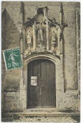 1 vue  - La porte latérale sud de l\'église (XVe siècle). (ouvre la visionneuse)