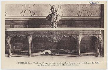1 vue Table en pierre de liais, seul meuble échappé au vandalisme de 1793 sur lequel fût embaumé le Maréchal de Saxe.