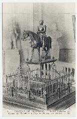 1 vue Le château, statue équestre du Comte de Chambord à l'âge de 28 ans.