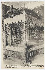 1 vue  - Le château, lits et tapisseries offerts à Monseigneur le Comte de Chambord par les Dames du Poitou et de Nantes. (ouvre la visionneuse)