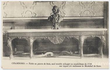 1 vue  - Le château, table en pierre de liais, seul meuble échappé au vandalisme de 1793 sur lequel fût embaumé le Maréchal de Saxe. (ouvre la visionneuse)