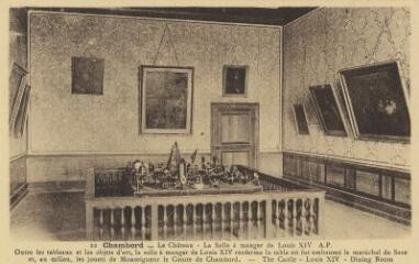 1 vue Le château.- La salle à manger de Louis XIV. A.P. Outre les tableaux et les objets d'art, la salle à manger de Louis XIV renferme la table où fut embaumé le maréchal de Saxe et, au milieu, les jouets de monseigneur le comte de Chambord.