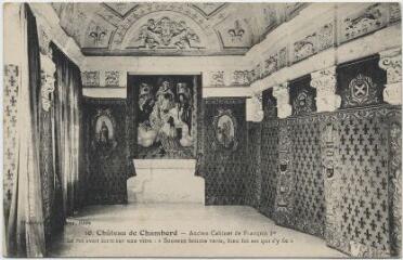 1 vue Château de Chambord. Ancien cabinet de François 1er.- Le roi avait écrit sur une vitre 