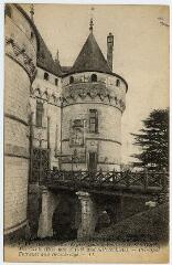 1 vue  - Le château (monument historique) XIVe et XVe siècle, entrée principale et le pont-levis (côté sud-ouest). (ouvre la visionneuse)