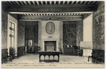 1 vue  - Château (XVe et XVIe siècle), salle du Conseil, tapisseries de Bruxelles, table et bahut (XVIe siècle), faïences et dallage italiens. (ouvre la visionneuse)