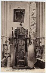1 vue Le château, chapelle : siège et chapeau du cardinal Georges d'Amboise.