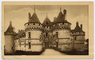 1 vue  - Le château (XVe et XVIe siècle). (ouvre la visionneuse)