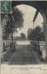 1 vue Château de Chaumont. Le pont-levis.