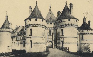 1 vue  - Le Château (monument historique).- Vue d’ensemble (côté sud). (ouvre la visionneuse)