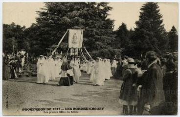1 vue Procession de 1911, les Bordes, les jeunes filles en blanc.