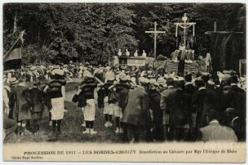 1 vue  - Procession de 1911, les Bordes, bénédiction au Calvaire par Mgr l\'évêque de Blois. (ouvre la visionneuse)