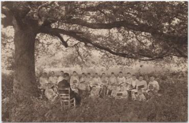 1 vue La Sistière – Une classe en plein air (filles).